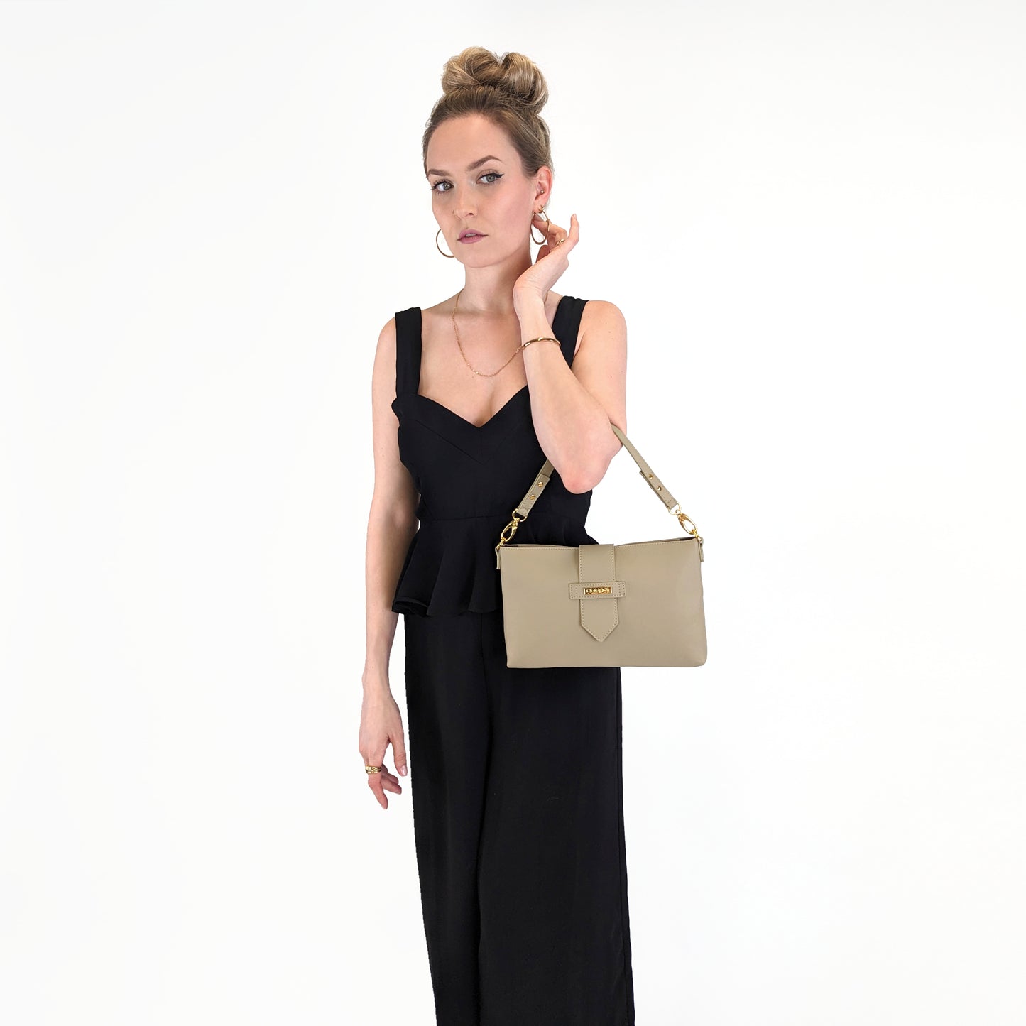 Model mit Handtasche aus Kaktusleder