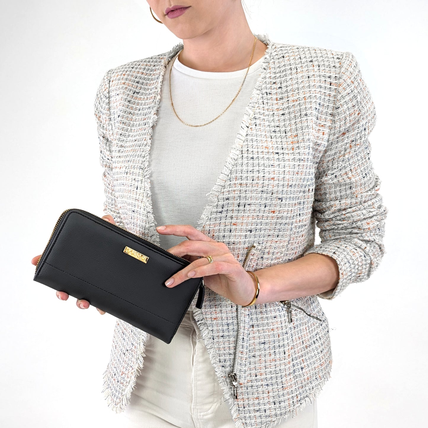 Model mit Portemonnaie aus Kaktus-Leder
