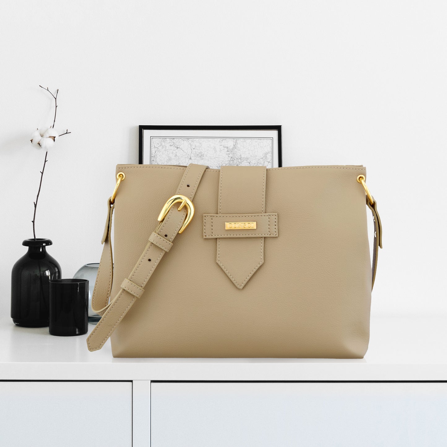 Vegane Handtasche in Sand auf einem Sideboard
