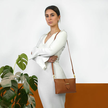 Model mit kleiner Handtasche aus Kaktusleder