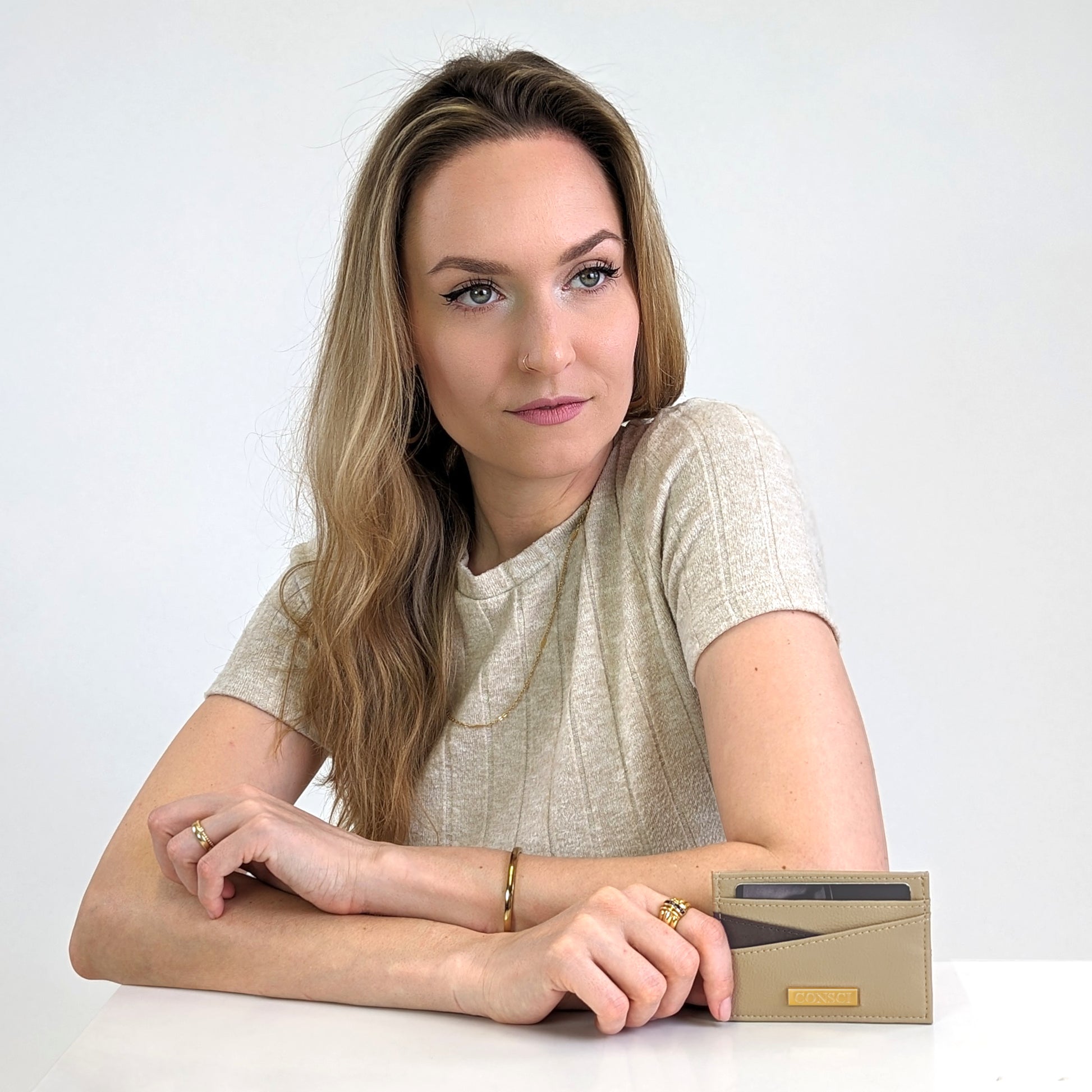 Model mit Cardholder aus Kaktusleder