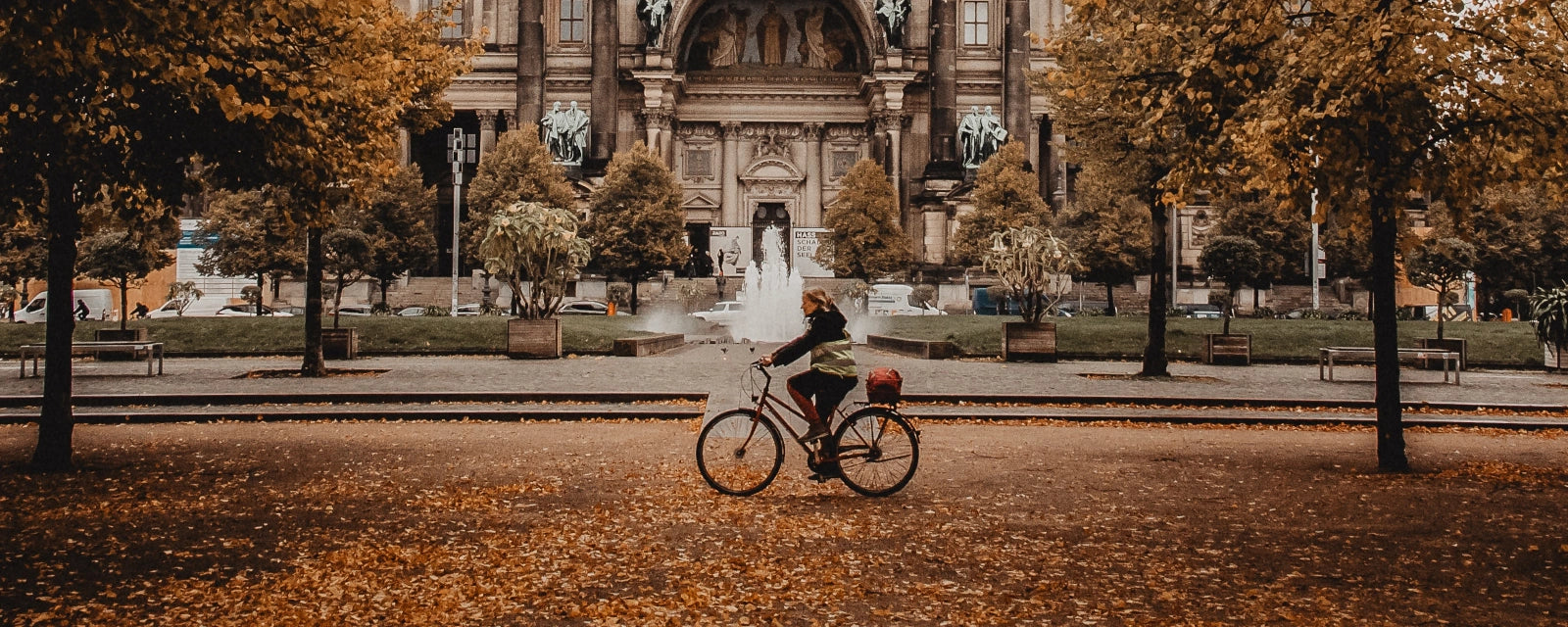 Frau mit dem Fahrrad nachhaltig durch die Stadt unterwegs